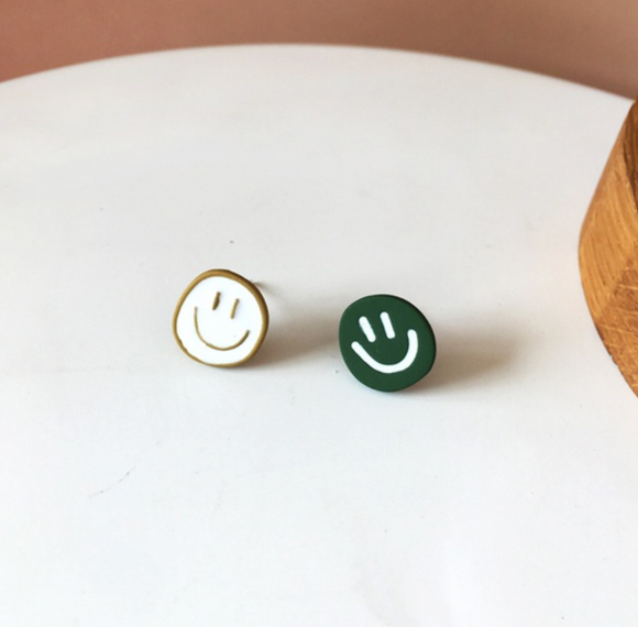 Aretes carita feliz blanco y verde N31