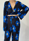 Conjunto pantalón negro con flores azules