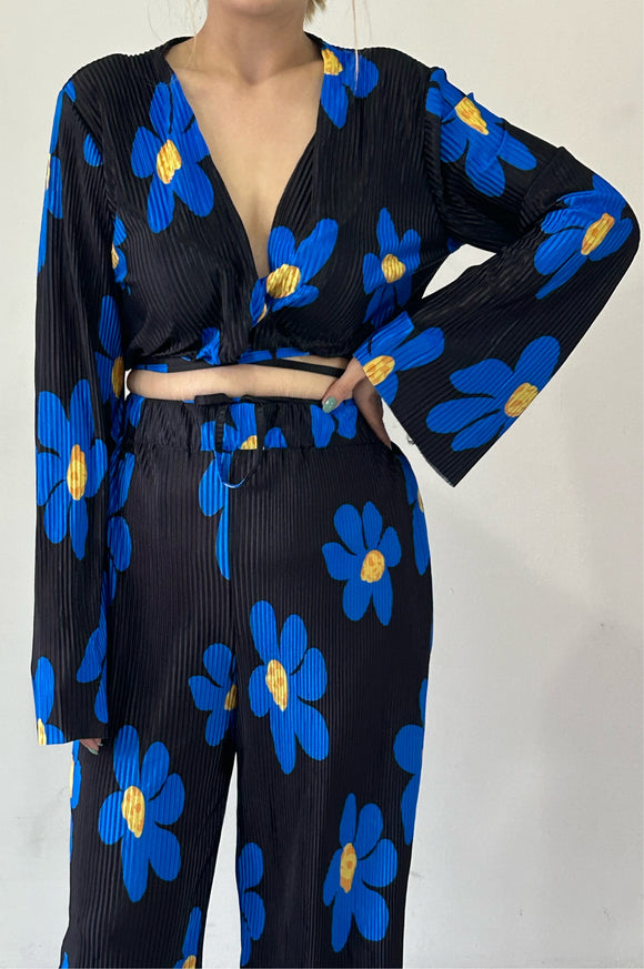 Conjunto pantalón negro con flores azules